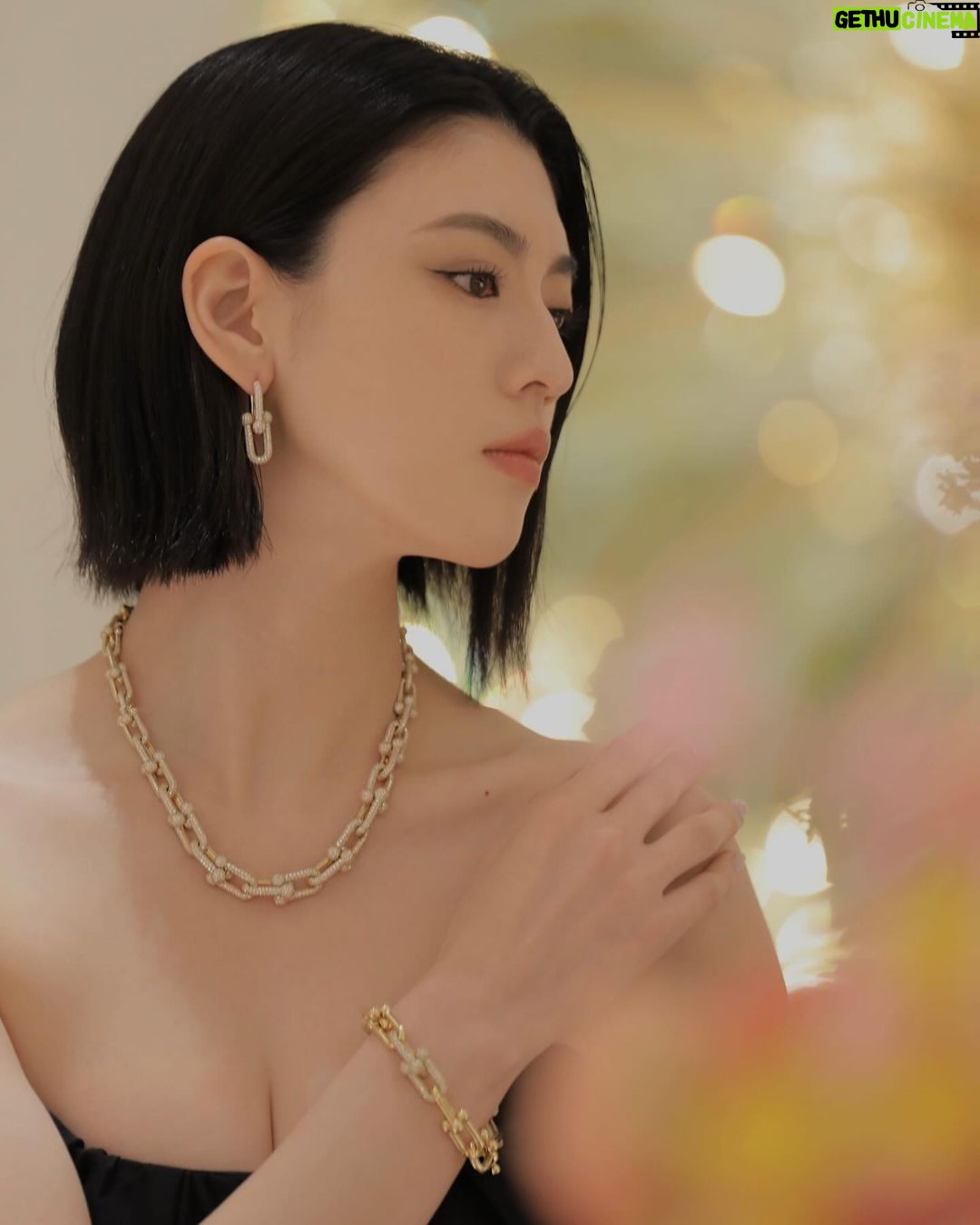 Ayaka Miyoshi Instagram - -Tiffany&Co.- 「ティファニーロック」 「ティファニーハードウェア」から新作が誕生。 エクストララージサイズのペンダントトップやピアスが 抜群の存在感を与えてくれるティファニーロック。 イエローゴールドとホワイトゴールドの輝きは カジュアルさもありながらエレガントさも相まって ナチュラルなファッションにジュエリーを際立たせるのが 最近の私のmood🩵 そしてティファニーハードウェアのネックレスには 約30 カラットものパヴェダイヤモンドがセットされており どれも職人の丁寧な手作業によるもの。 ティファニーの比類なきクラフトマンシップが堪能できる まさに芸術作品といえる煌めきを持つジュエリー。 ティファニーのジュエリーは 作り手の想いや歴史も込められながら 常に揺るぎない安心感と自信に繋がる輝き 新たな自分へと出会わせてくれる、 私にとって大切なパートナーです。 新たな始まりに胸が高鳴るこの季節、 自分への最高なピースをを迎えて 新しい挑戦をはじめてみたいと思います。 @tiffanyandco #Tiffanyandco #TiffanyIcons #TiffanyHardware #TiffanyPartner #PR Tiffany & Co.