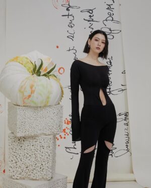 Ayaka Miyoshi Instagram - @gentlemonster × @tamburinsofficial 

젠틀몬스터와 탬버린즈의 일본 첫 플래그십 스토어가 오늘 오픈했습니당😎

젠틀몬스터와 탬버린즈는 매번 다른 각도에서 대단한 어프로치하고 있고, 이번에 거대한 헤드 오브제 메종 마르지엘라와의 콜라보 팝업, 일본 뿐인 에그 퍼퓸펌키니를 전개되고 있습니다🪺

#ジェントルモンスター
#ジェントルモンスター青山
#GENTLEMONSTERAOYAMA
#TAMBURINS
#TAMBURINSAOYAMA
#PUMKINI
#GENTLEMONSTERXAYAKA
#TAMBURINSXAYAKA
@gentlemonster
@tamburinsofficial