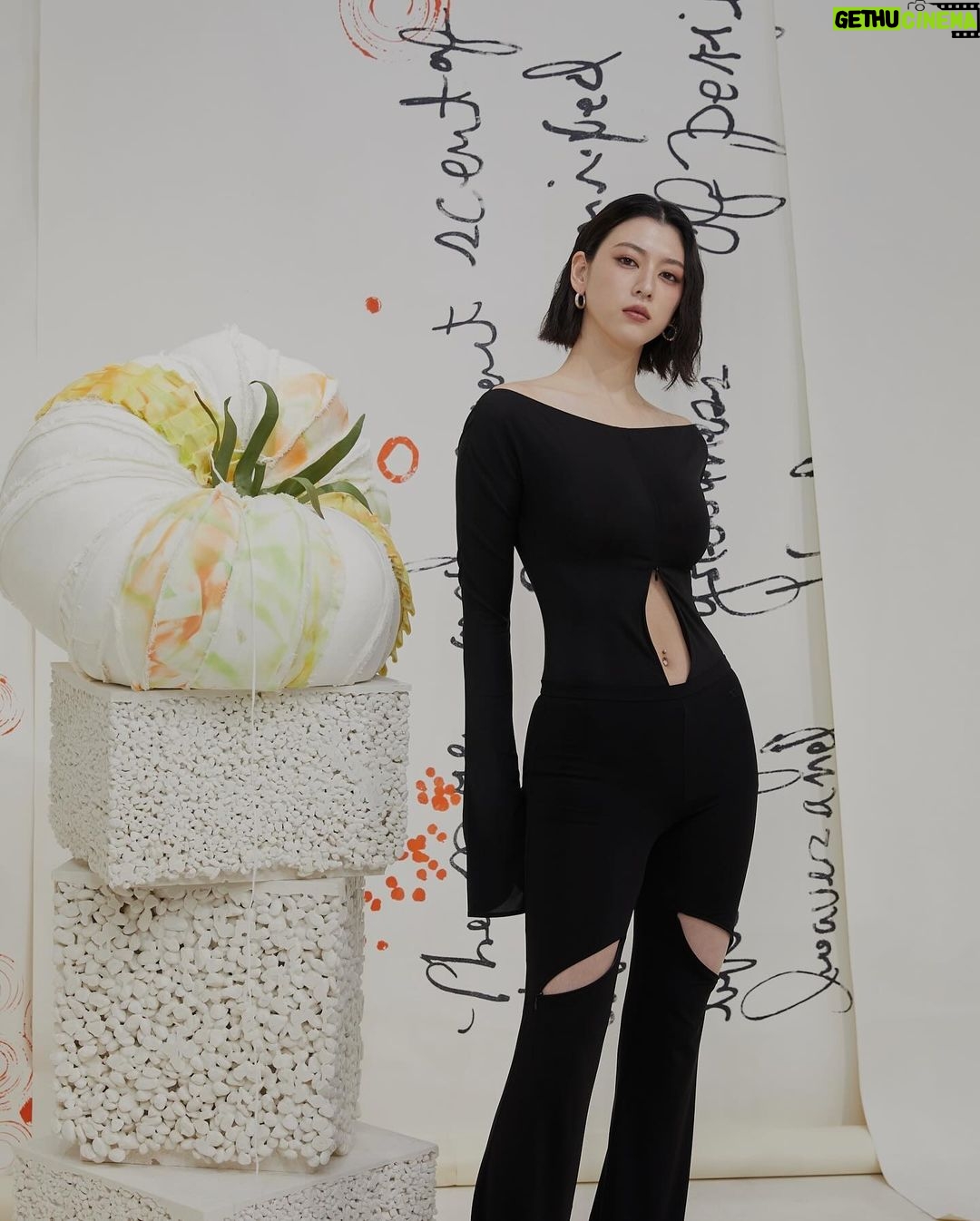 Ayaka Miyoshi - 151.3K Likes - @gentlemonster × @tamburinsofficial
젠틀몬스터와 탬버린즈의 일본 첫 플래그십 스토어가 오늘 오픈했습니당😎
젠틀몬스터와 탬버린즈는 매번 다른 각도에서 대단한 어프로치하고 있고, 이번에 거대한 헤드 오브제 메종 마르지엘라와의 콜라보 팝업, 일본 뿐인 에그 퍼퓸펌키니를 전개되고 있습니다🪺
#ジェントルモンスター
#ジェントルモンスター青山
#GENTLEMONSTERAOYAMA
#TAMBURINS
#TAMBURINSAOYAMA
#PUMKINI
#GENTLEMONSTERXAYAKA
#TAMBURINSXAYAKA
@gentlemonster
@tamburinsofficial