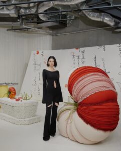 Ayaka Miyoshi Instagram - @gentlemonster × @tamburinsofficial 젠틀몬스터와 탬버린즈의 일본 첫 플래그십 스토어가 오늘 오픈했습니당😎 젠틀몬스터와 탬버린즈는 매번 다른 각도에서 대단한 어프로치하고 있고, 이번에 거대한 헤드 오브제 메종 마르지엘라와의 콜라보 팝업, 일본 뿐인 에그 퍼퓸펌키니를 전개되고 있습니다🪺 #ジェントルモンスター #ジェントルモンスター青山 #GENTLEMONSTERAOYAMA #TAMBURINS #TAMBURINSAOYAMA #PUMKINI #GENTLEMONSTERXAYAKA #TAMBURINSXAYAKA @gentlemonster @tamburinsofficial