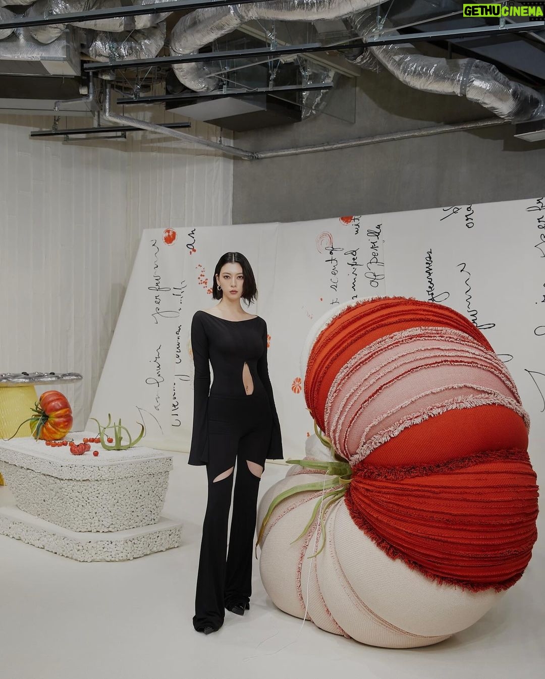 Ayaka Miyoshi - 151.3K Likes - @gentlemonster × @tamburinsofficial
젠틀몬스터와 탬버린즈의 일본 첫 플래그십 스토어가 오늘 오픈했습니당😎
젠틀몬스터와 탬버린즈는 매번 다른 각도에서 대단한 어프로치하고 있고, 이번에 거대한 헤드 오브제 메종 마르지엘라와의 콜라보 팝업, 일본 뿐인 에그 퍼퓸펌키니를 전개되고 있습니다🪺
#ジェントルモンスター
#ジェントルモンスター青山
#GENTLEMONSTERAOYAMA
#TAMBURINS
#TAMBURINSAOYAMA
#PUMKINI
#GENTLEMONSTERXAYAKA
#TAMBURINSXAYAKA
@gentlemonster
@tamburinsofficial