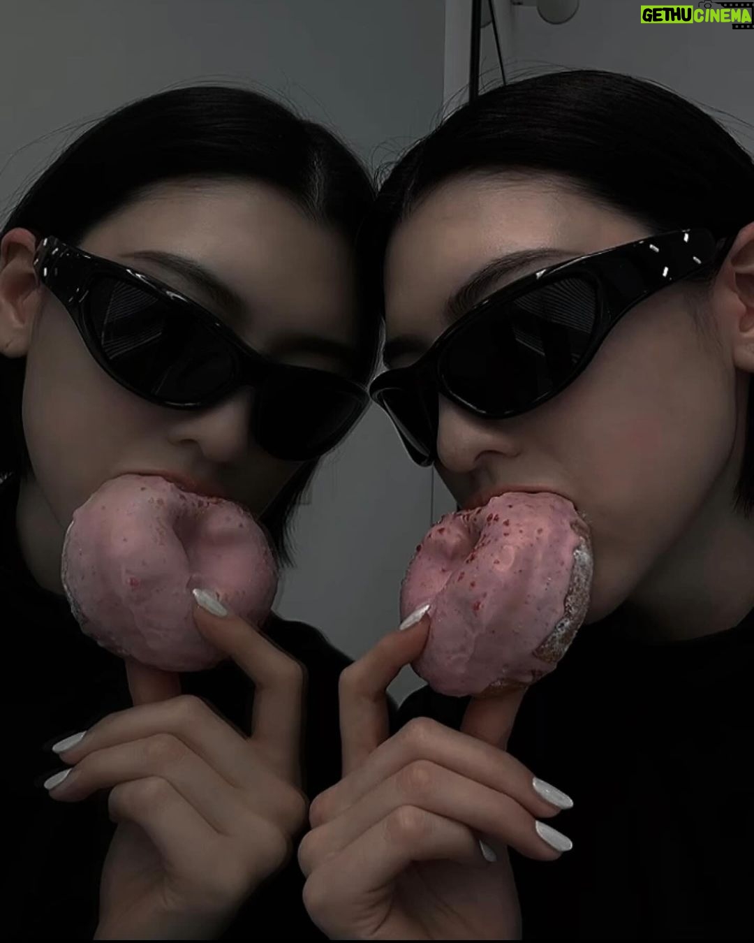 Ayaka Miyoshi Instagram - 👥👁️🐉🍩🧘🏼🪬🧬⚜️🔜🃏👯♀️ @gentlemonster @maisonmargiela