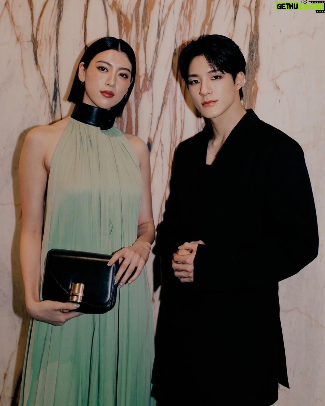 Ayaka Miyoshi Instagram - 🇮🇹→🇯🇵→🇫🇷 というだいぶそれぞれ弾丸旅ではありましたが 今回も素晴らしいクリエイティブに溢れる方々と ご一緒することができ、毎日がとても刺激的で やはり私は色々な街に行って、天気や空気や 人々の感情に触れて感じながら表現していくことが 生きがいであり、やりがいなんだと実感しました。 本当に温かい人たちばかり♡ ありがたかったですし感謝の気持ちでいっぱいです。 そんな旅の最後は @ferragamo ウィメンズフラッグシップストアの リニューアルオープンイベント そして最新コレクションを見にResee展示会へ。 この建物は15世紀に建てられ19世紀初頭に再設計された 豊かな歴史をもつ「カルカッソ・グランディ宮殿」 サルヴァトーレ・フェラガモは 無限のアイデアを持った発明家であり 造形や素材に対する偉大な実験者でもありました。 見たこともないような素材に対する彼の情熱は インスピレーションに富んだ様々なレガシーを残しました。 そして最新コレクションでも 揺らめき流れるような素材、 単純ではなく何層にも深く広がりを見せる色使い。 アイコン的なものからニューフェイスまで マクシミリアンが作り出すフェラガモを 隅々まで感じることができ とても幸福感に包まれた時間でした。 また次のファッションウィークでも 新たな姿で皆様にお会いしたいです♡ @ferragamo @_maximiliandavis_ #milanfashionweek #parisfashionweek