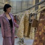 Ayaka Miyoshi Instagram - -MARNI- つい3日前に開催されたショーのルックを 間近で見させていただきました。 今回のコレクションはフランチェスコが 今までから一新してまっさらな状態で 自分の中に眠るインスピレーションを感じながら制作。 ショー会場と同様に真っ白な空間で 向き合ったクリエイティブだったと伺い なるほどな、と納得そして感動でした。 シンプルでもありながらどこかに 彼らしさを感じるブラックから始まり ヒョウやアザラシといったアニマル柄も デジタルで制作しプリントしていく形で表現。 後半には一つ一つ手作業でペインディングしていく marniらしさを大胆に表現したピースたち。 シューズの細部にも彼のこだわりが表れていました。 @marni #marni
