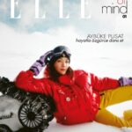Aybüke Pusat Instagram – ELLE moda ve stil olmanın ötesinde bir tavır, ruh hali ve bakış açısıdır. Anı ve duyguyu yansıtmak üzere harekete geçtiğimiz ELLE State of Mind 01’de, başarılı oyuncu #AybükePusat’ı karların içinde, hiçliğin ortasında, beyaz ve mavinin arasında özgürce dans ederken yakaladık: “Temiz hava ve kar sesi bana hep çok meditatif gelmiştir. Düşüncelerimi duymak daha da kolaylaşır. Özgürleştirir. Tıpkı dans etmek gibi… Hayat uzun bir dans ise, şu anda romantik bir valsten İtalya’nın güneyine indiğim ve tarantellaya geçtiğim dönemdeyim. Hem çok eskiden hatırladığım bir melodi. Hem çok sevdiğim. Hem geleneksel, hem de neşeli. Çiçeklendiğimi söyleyebilirim!” Devamı elle.com.tr’de!

@aybukepusat @moncler @elleturkiye #ELLE #ELLEstateofmind #işbirliği 

Yayın Direktörü: @meldanar13 
Fotoğraflar: @firatmeric
Moda Direktörü: @asilasli 
Mekan: @das.3917