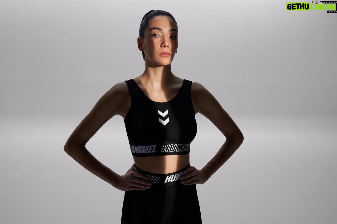 Aybüke Pusat Instagram - Rahat ve her tarza uygun hummel #sportstyle koleksiyonunu benimle keşfet! @hummelturkey #hummelxaybukepusat