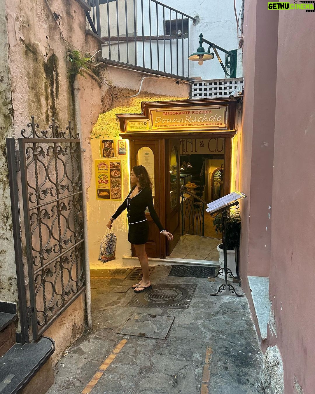 Aybüke Pusat Instagram - Şu renkler arasında en sevdiğim rengin siyah olması sorunsalı….