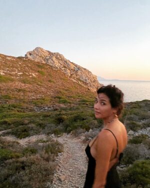Aybüke Pusat Instagram - Günbatımında şarap içmekten hoşlanırım 🥂