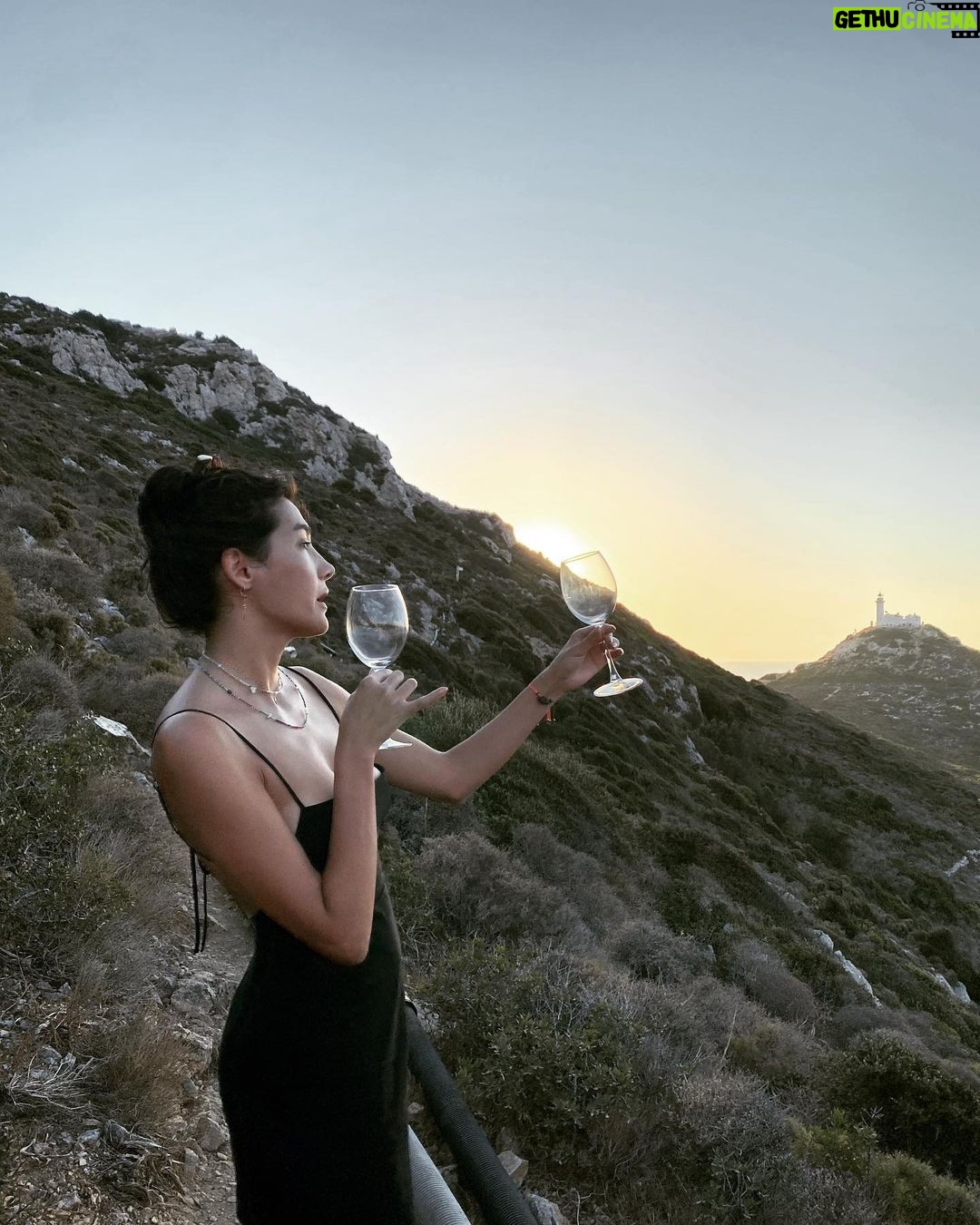 Aybüke Pusat - 177.2K Likes - Günbatımında şarap içmekten hoşlanırım 🥂