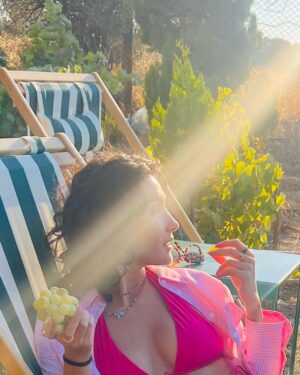 Aybüke Pusat Instagram - Üzümünü ye bağını sorma.. 🧃🍇🍷