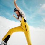 Aybüke Pusat Instagram – ELLE moda ve stil olmanın ötesinde bir tavır, ruh hali ve bakış açısıdır. Anı ve duyguyu yansıtmak üzere harekete geçtiğimiz ELLE State of Mind 01’de, başarılı oyuncu #AybükePusat’ı karların içinde, hiçliğin ortasında, beyaz ve mavinin arasında özgürce dans ederken yakaladık: “Temiz hava ve kar sesi bana hep çok meditatif gelmiştir. Düşüncelerimi duymak daha da kolaylaşır. Özgürleştirir. Tıpkı dans etmek gibi… Hayat uzun bir dans ise, şu anda romantik bir valsten İtalya’nın güneyine indiğim ve tarantellaya geçtiğim dönemdeyim. Hem çok eskiden hatırladığım bir melodi. Hem çok sevdiğim. Hem geleneksel, hem de neşeli. Çiçeklendiğimi söyleyebilirim!” Devamı elle.com.tr’de!

@aybukepusat @moncler @elleturkiye #ELLE #ELLEstateofmind #işbirliği 

Yayın Direktörü: @meldanar13 
Fotoğraflar: @firatmeric
Moda Direktörü: @asilasli 
Mekan: @das.3917