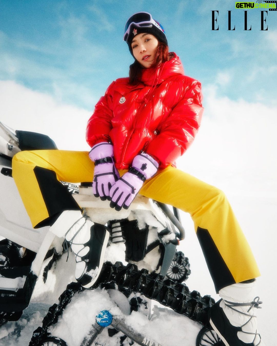 Aybüke Pusat Instagram - ELLE moda ve stil olmanın ötesinde bir tavır, ruh hali ve bakış açısıdır. Anı ve duyguyu yansıtmak üzere harekete geçtiğimiz ELLE State of Mind 01’de, başarılı oyuncu #AybükePusat’ı karların içinde, hiçliğin ortasında, beyaz ve mavinin arasında özgürce dans ederken yakaladık: “Temiz hava ve kar sesi bana hep çok meditatif gelmiştir. Düşüncelerimi duymak daha da kolaylaşır. Özgürleştirir. Tıpkı dans etmek gibi... Hayat uzun bir dans ise, şu anda romantik bir valsten İtalya’nın güneyine indiğim ve tarantellaya geçtiğim dönemdeyim. Hem çok eskiden hatırladığım bir melodi. Hem çok sevdiğim. Hem geleneksel, hem de neşeli. Çiçeklendiğimi söyleyebilirim!” Devamı elle.com.tr’de! @aybukepusat @moncler @elleturkiye #ELLE #ELLEstateofmind #işbirliği Yayın Direktörü: @meldanar13 Fotoğraflar: @firatmeric Moda Direktörü: @asilasli Mekan: @das.3917
