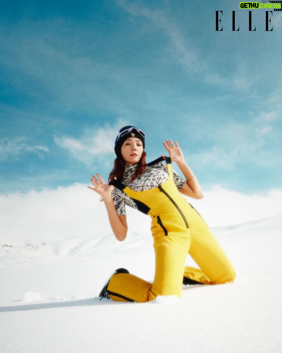 Aybüke Pusat Instagram - ELLE moda ve stil olmanın ötesinde bir tavır, ruh hali ve bakış açısıdır. Anı ve duyguyu yansıtmak üzere harekete geçtiğimiz ELLE State of Mind 01’de, başarılı oyuncu #AybükePusat’ı karların içinde, hiçliğin ortasında, beyaz ve mavinin arasında özgürce dans ederken yakaladık: “Temiz hava ve kar sesi bana hep çok meditatif gelmiştir. Düşüncelerimi duymak daha da kolaylaşır. Özgürleştirir. Tıpkı dans etmek gibi... Hayat uzun bir dans ise, şu anda romantik bir valsten İtalya’nın güneyine indiğim ve tarantellaya geçtiğim dönemdeyim. Hem çok eskiden hatırladığım bir melodi. Hem çok sevdiğim. Hem geleneksel, hem de neşeli. Çiçeklendiğimi söyleyebilirim!” Devamı elle.com.tr’de! @aybukepusat @moncler @elleturkiye #ELLE #ELLEstateofmind #işbirliği Yayın Direktörü: @meldanar13 Fotoğraflar: @firatmeric Moda Direktörü: @asilasli Mekan: @das.3917