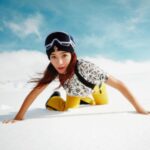 Aybüke Pusat Instagram – ELLE moda ve stil olmanın ötesinde bir tavır, ruh hali ve bakış açısıdır. Anı ve duyguyu yansıtmak üzere harekete geçtiğimiz ELLE State of Mind 01’de, başarılı oyuncu #AybükePusat’ı karların içinde, hiçliğin ortasında, beyaz ve mavinin arasında özgürce dans ederken yakaladık: “Temiz hava ve kar sesi bana hep çok meditatif gelmiştir. Düşüncelerimi duymak daha da kolaylaşır. Özgürleştirir. Tıpkı dans etmek gibi… Hayat uzun bir dans ise, şu anda romantik bir valsten İtalya’nın güneyine indiğim ve tarantellaya geçtiğim dönemdeyim. Hem çok eskiden hatırladığım bir melodi. Hem çok sevdiğim. Hem geleneksel, hem de neşeli. Çiçeklendiğimi söyleyebilirim!” Devamı elle.com.tr’de!

@aybukepusat @moncler @elleturkiye #ELLE #ELLEstateofmind #işbirliği 

Yayın Direktörü: @meldanar13 
Fotoğraflar: @firatmeric
Moda Direktörü: @asilasli 
Mekan: @das.3917