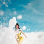 Aybüke Pusat Instagram – ELLE moda ve stil olmanın ötesinde bir tavır, ruh hali ve bakış açısıdır. Anı ve duyguyu yansıtmak üzere harekete geçtiğimiz ELLE State of Mind 01’de, başarılı oyuncu #AybükePusat’ı karların içinde, hiçliğin ortasında, beyaz ve mavinin arasında özgürce dans ederken yakaladık: “Temiz hava ve kar sesi bana hep çok meditatif gelmiştir. Düşüncelerimi duymak daha da kolaylaşır. Özgürleştirir. Tıpkı dans etmek gibi… Hayat uzun bir dans ise, şu anda romantik bir valsten İtalya’nın güneyine indiğim ve tarantellaya geçtiğim dönemdeyim. Hem çok eskiden hatırladığım bir melodi. Hem çok sevdiğim. Hem geleneksel, hem de neşeli. Çiçeklendiğimi söyleyebilirim!” Devamı elle.com.tr’de!

@aybukepusat @moncler @elleturkiye #ELLE #ELLEstateofmind #işbirliği 

Yayın Direktörü: @meldanar13 
Fotoğraflar: @firatmeric
Moda Direktörü: @asilasli 
Mekan: @das.3917