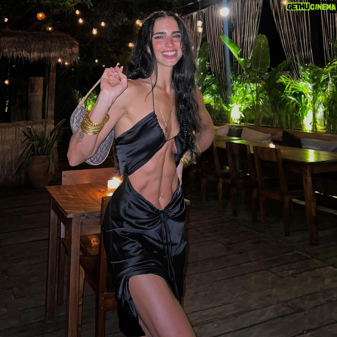 Bárbara de Regil Instagram - Que bonito es Amar la vida que tienes ✨♥️ Que bonito es Amar a quienes te aman ✨♥️ Que Pinche bonito es VIVIR 🙏🏻♥️🙏🏻 Tulum Beach