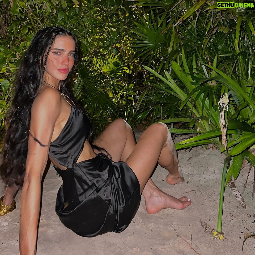 Bárbara de Regil Instagram - Que bonito es Amar la vida que tienes ✨♥️ Que bonito es Amar a quienes te aman ✨♥️ Que Pinche bonito es VIVIR 🙏🏻♥️🙏🏻 Tulum Beach