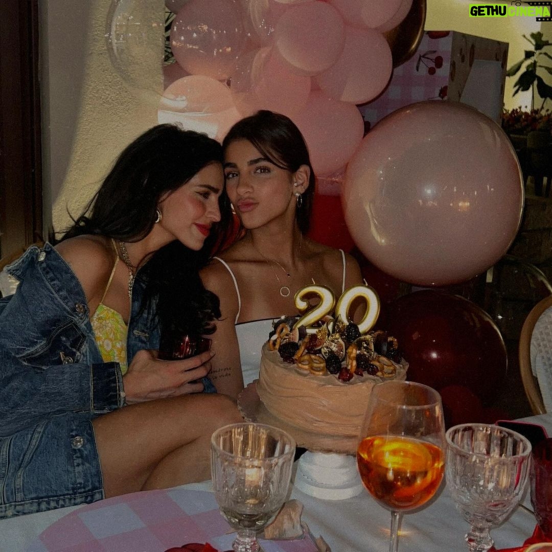 Bárbara de Regil Instagram - HAPPY BIRTHDAY TO YOU MY CHICK✨🎁 🎂 No se a cuantas personas les pase esto … pero YO sonrío cuando pienso en ti @marderegil._ Yo te amo sinceramente ❤️ sin condiciones … quiero verte siempre sonreír , quiero verte siempre BIEN . Siempre juntas mi neni Festejó tu vida con toda la honestidad