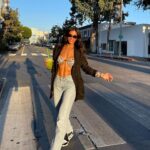 Bárbara de Regil Instagram - Un post honesto . Por qué honesto ? Pues pude omitir la quemada que me metí … pero no . Por qué así es la vida y mientras tú ves estas fotos “bonitas” la realidad es que me ardía un montón ! PEROOOO así está la vida 🎢 uno nunca está del todoooo bien todooo el tiempo . Y tenemos q tener la mejor actitud siempre ❤️ tratar de ver lo bueno dentro de las cosas no planeadas “malas” Urth Caffe - Melrose Ave, Hollywood CA