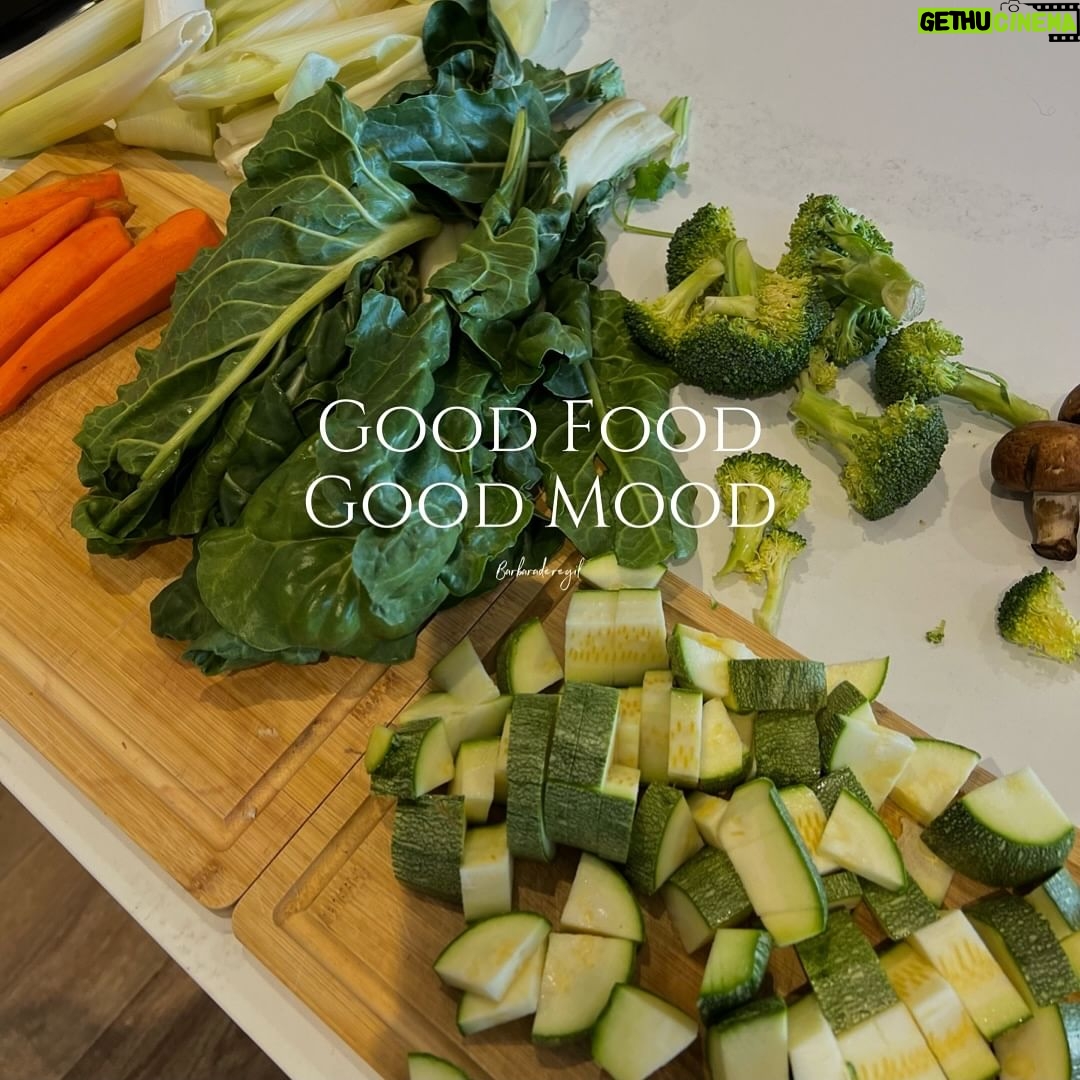 Bárbara de Regil Instagram - No hagas dietas 🙏🏻 Mejor ten buenos hábitos 🤍 Esos duran para SIEMPRE 🤍 El secreto es crear hábitos saludable ! No pensar que La comida no e tu enemiga . No restringirte ! Tu enemigo es el pensamiento destructivo 💀 Pensar que la comida te sube de peso ❌ El enemigo es la falta de amor , las dietas mal hechas , Las dietas extremas … el enemigo es la falta de cuidado a ti misma ABRAZATE ! LIT CUÍDATE Cuida lo que comes Nutre tu cuerpo PORFAVOR 🙏🏻 Come más verde 🥒🥦🥬 Metele colores a tus comidas 🥑🍆🍅🥝🥥🍌🍉🍇🍓🫐🫚🍠🥕🫒🌽🧄🌽🫑🌶️🫛 Mexico City, Mexico