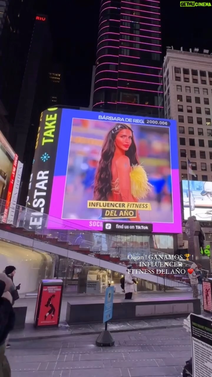 Bárbara de Regil Instagram - GANAMOS 🏆 INFLUENCER FITNESS DEL AÑO ! @socialiteen QUE EMOCIÓN ! Times Square, NYC