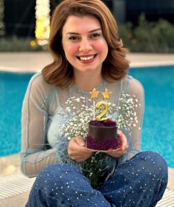 Baraa Al Zubaidi Instagram - ‏2M مليون 🎉 عائلة حقيقية مليانة حب سنين من التعب للوصول الى الهدف خسارات هواي أيام صعبة هواي بس الله عوضني بيكم انتوا سبب النجاح من بعد رب العالمين شكراً الكم #الحمدالله🙏🏻