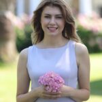 Baraa Al Zubaidi Instagram - حكمة الأسلوب أهم من المظهر، أهم من المادة، أهم من الثقافة والعلم، ربما يمتلك أحدهم كل شيء ولكنه مرفوض في قلوب الناس، معاشرته ثقيلة والحديث معه مرهق، وربما لا يملك أحدهم شيء لكن القبول في قبضة يده، في وجوده يتسابق الناس عليه ويرتاحون لمجالسته 🌸 متشوقين لفريدة ؟ وشنو قصة الورد ويا شخصيتها؟ #فريدة #حيرة