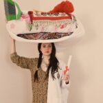 Baraa Al Zubaidi Instagram - ‏We Can Do It المرأة العاملة والجهد الذي تبذلة بالعمل والمنزل،، كثير من الناس تستهين بالجهد الذي تبذل المرأة ما بين العمل والمنزل وما بين تربية الاطفال والعديد للاسف يعتقد ان هذا أمر وممارسة طبيعية و أحدى الواجبات المجبورة عليها حتى لو يتسبب بمجهود جسدي لها واحتمالية الأصابة بالأمراض بسبب الجهد . واغلب الرجال يستهزئ بمساعدتها ويعتبر مساعدة المرأة في المنزل يقلل من شخصيته اي ينتقص من رجولته!! ، و أن المرأة مجبورة على عمل هذا العمل على أكمل وجه مع وظيفتها الاصلية . وفي معظم الاوقات عند أقدام الرجل على الزواج من مرأة يحدد ان تكون موظفة وقائمة ب اعمال المنزل وطباخه ماهرة ان مساعدة الرجل للمرأة يزيد من احتمالية نجاح العلاقة الزوجية والتعاون القائم. المرأة حاملة التعب على أكتاف (مثال: ليش ما تكوم تغسل أماعين؟ فلان: ههههه يمعود عبالك اني مره!!