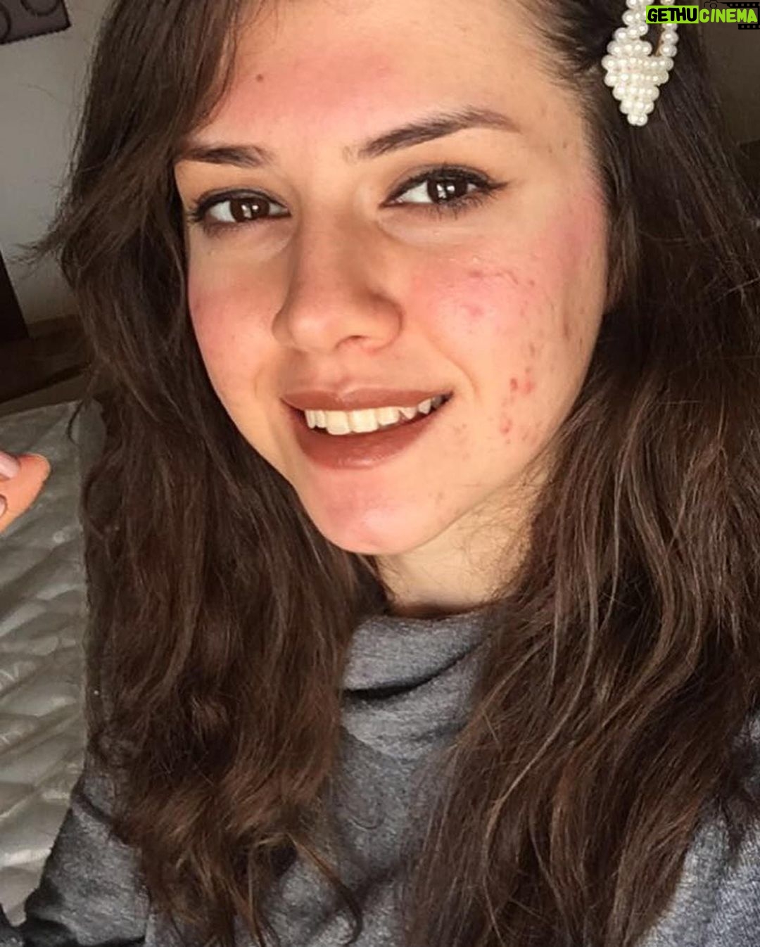 Baraa Al Zubaidi Instagram - الي يحبك راح يحبك من داخلك قبل الخارج يحب اسلوبك وطبيعة قلبك ما يفكر بشكلك فقط والي يتنمرون عليك جرب أن تنظر إليهم كمرضى , سيختلف موقفك منهم كلياً وسينقلب غضبك منهم إلى شفقة عليهم.🕊❤️ #انت_جميل_مثل_ما_انت #جمالك_في_قلبك_في_داخلك الصور قبل سنه