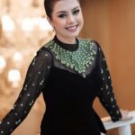 Baraa Al Zubaidi Instagram – ليلة امس الحافلة بالنجاحات لجميع الاساتذة والنجوم من زملائي الفنانين .. كان اليه الشرف ان اتواجد على مسرح ساحة الاحتفالات والفوز بجائزة افضل ممثلة شابه شكراً على دعمكم وثقتكم وشكراً للقائمين على هذا الحفل 🙏🏻
‏@iraqawards 
شكرا للمصممة حبيبة قلبي هدى الجارالله على الفستان @huda_aljarallah 
شكراً صالوني المفضل @edgard.akar.iraq
المجوهرات من @swissgalleryofficial
شكرً استاذ احمد على هاي الاحبه الفنية @ahmedalbahrani
