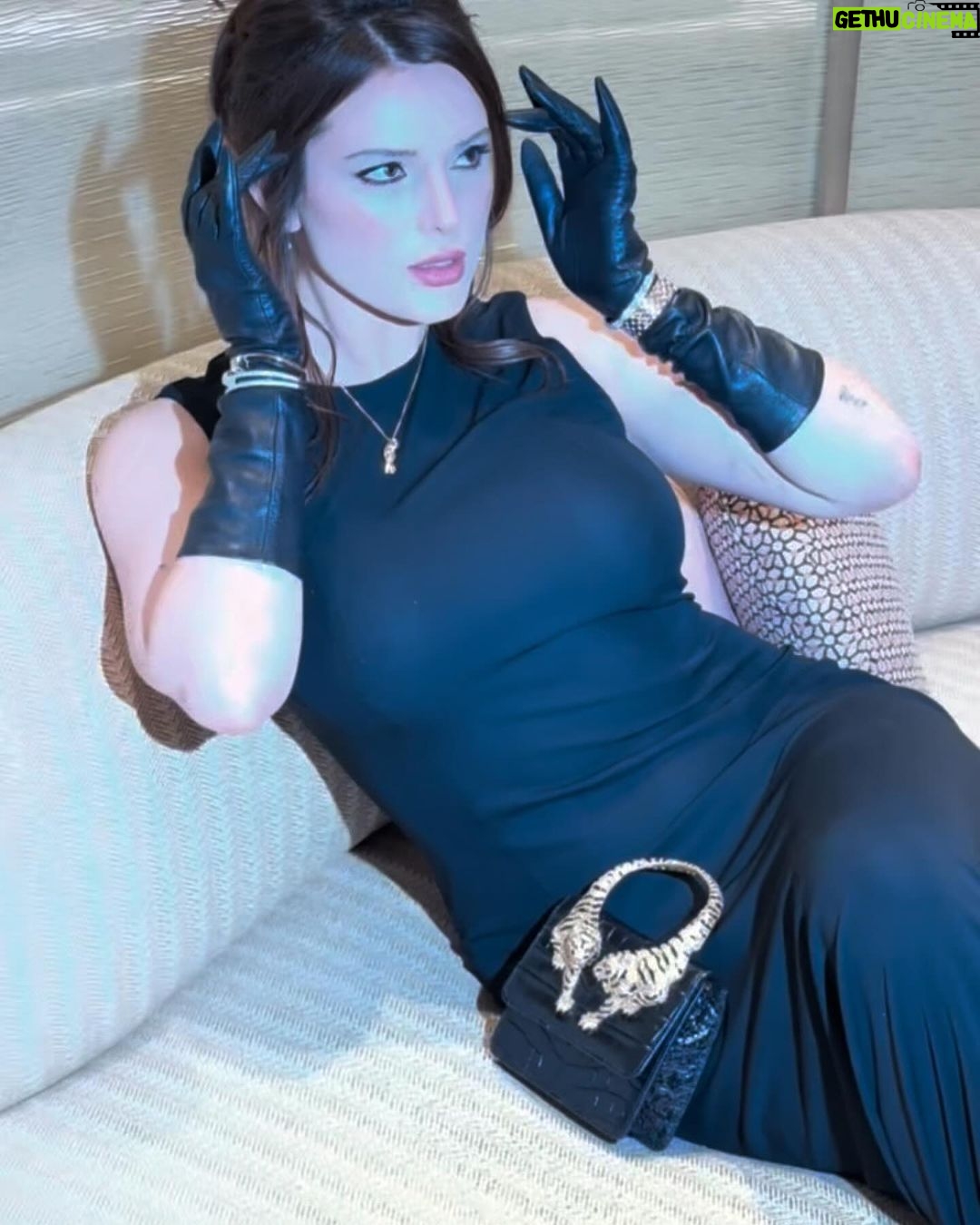 Bella Thorne Instagram - I was absolutely delighted to attend the global launch of the #CartierLibre Polymorph collection with my love🪐✨💫☄️ I had the chance to speak with Jeanne Toussaint who told me a beautiful story about how the collection unfolded in her mind. An earpiece of different stages of a solar eclipse, a jaw-dropping bracelet that transforms from day-to-night — Polymorph cultivates surprise in a collection of watches and jewelry that share a common characteristic: the ability to transform. @cartier ⭐️☀️✨