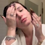 Bella Thorne Instagram - **trigger warning** blood & needles Full disclosure: it stings!! But so worth it!! Thank u @blisspointlarchmont and especially Cindy who was so amazing. Me and my sister @dani_thorne have been wanting to try skin boosters + the famous salmon DNA facial. Thank u for giving me my glow back ✨✨