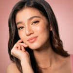 Belle Mariano Instagram - Who knew my lashes could grow even longer within 4 weeks? 👀✨ Take your lashes EVEN higher with #SkyHighLashSerum from #MaybellinePH 💗✈️The only clinically proven serum for thicker, fuller, and longer lashes! 💌 The perfect partner to my #SkyHighMascara for the ultimate lash goals! 🫧💗✨ Grab yours in all Maybelline offline and online stores nationwide! 🩷🎀 #LashesFlySkyHigh