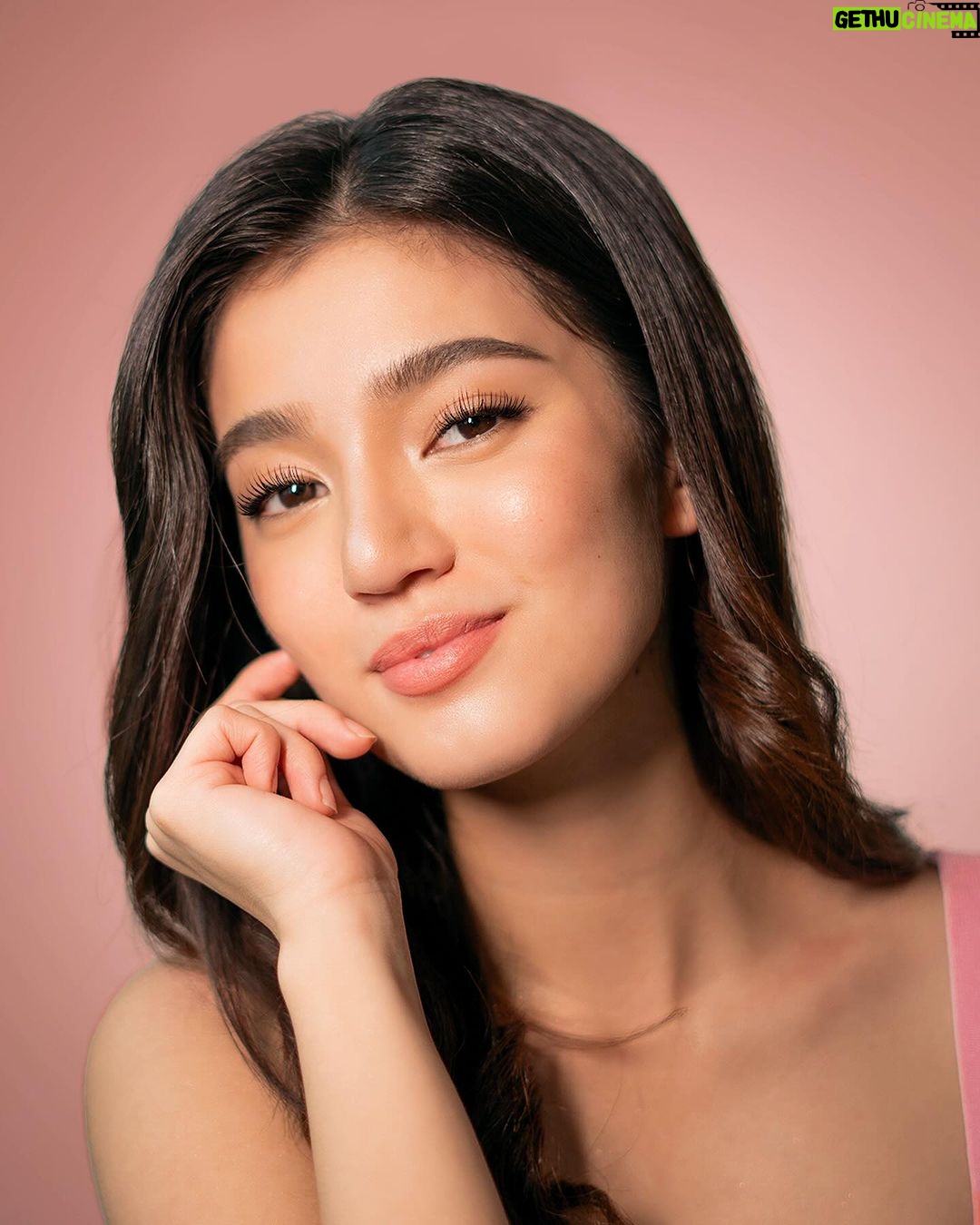 Belle Mariano Instagram - Who knew my lashes could grow even longer within 4 weeks? πβ¨ Take your lashes EVEN higher with #SkyHighLashSerum from #MaybellinePH πβοΈThe only clinically proven serum for thicker, fuller, and longer lashes! π The perfect partner to my #SkyHighMascara for the ultimate lash goals! π«§πβ¨ Grab yours in all Maybelline offline and online stores nationwide! π©·π #LashesFlySkyHigh