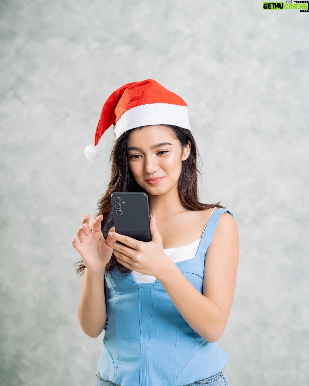 Belle Mariano Instagram - Wondering what makes a gift awesome? It’s when your loved ones can use and enjoy the gift every day. Kaya naman if wala ka pang naiisip na awesome gift this coming Christmas, @samsungph gotchu always! 🤳 And because it’s the season of giving, it’s also the best time to purchase a #GalaxyA54 5G or #Galaxy A34 5G because @samsungph is giving FREE Galaxy Buds FE and travel adapter for every purchase on November 15 to December 31. #GalaxyA54 5G #Galaxy A34 5G #Samsung #TeamGalaxy