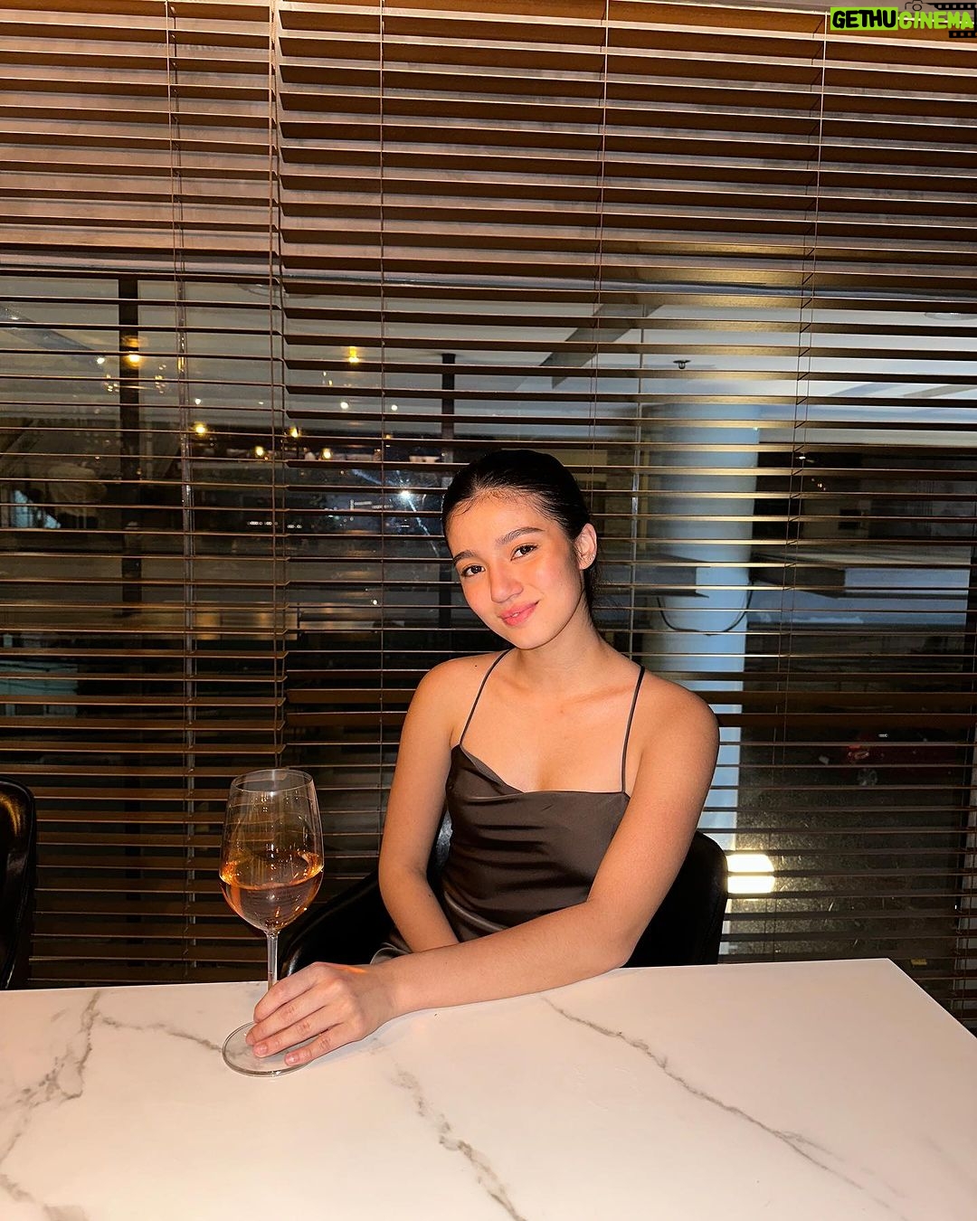 Belle Mariano - 312.9K Likes - Celebrating the holidays with Team Belle🥂 Thank you @deandelucaqc for accommodating us❤️
