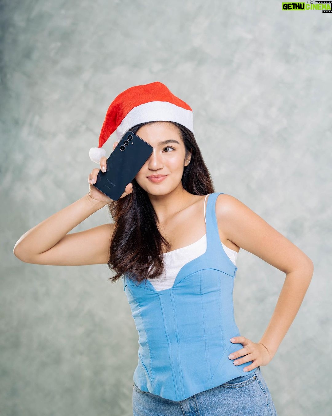 Belle Mariano Instagram - Wondering what makes a gift awesome? It’s when your loved ones can use and enjoy the gift every day. Kaya naman if wala ka pang naiisip na awesome gift this coming Christmas, @samsungph gotchu always! 🤳 And because it’s the season of giving, it’s also the best time to purchase a #GalaxyA54 5G or #Galaxy A34 5G because @samsungph is giving FREE Galaxy Buds FE and travel adapter for every purchase on November 15 to December 31. #GalaxyA54 5G #Galaxy A34 5G #Samsung #TeamGalaxy