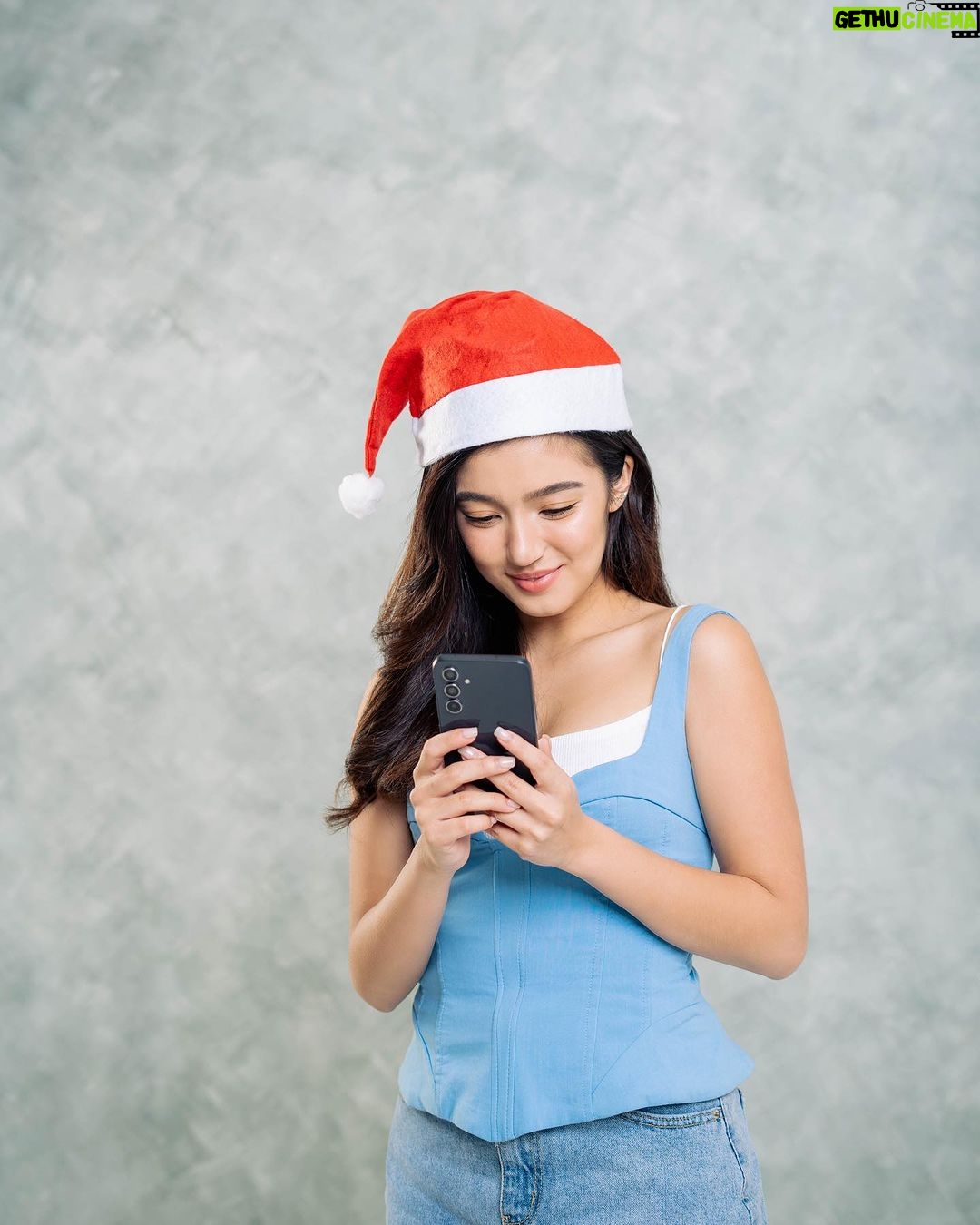 Belle Mariano Instagram - Wondering what makes a gift awesome? It’s when your loved ones can use and enjoy the gift every day. Kaya naman if wala ka pang naiisip na awesome gift this coming Christmas, @samsungph gotchu always! 🤳 And because it’s the season of giving, it’s also the best time to purchase a #GalaxyA54 5G or #Galaxy A34 5G because @samsungph is giving FREE Galaxy Buds FE and travel adapter for every purchase on November 15 to December 31. #GalaxyA54 5G #Galaxy A34 5G #Samsung #TeamGalaxy