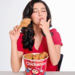 Belle Mariano Instagram – Was craving Chickenjoy today!
Talagang crispylicious, juicylicious, and ⭐️⭐️⭐️⭐️⭐️ for me! 🥰
