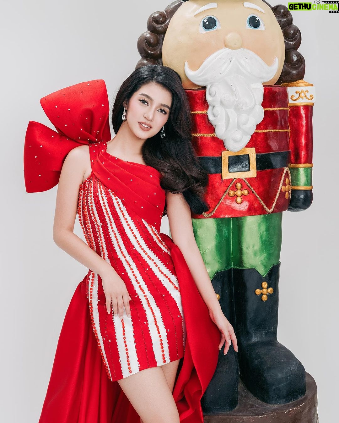 Belle Mariano Instagram - Christmas 2023 ❄️❤️ Photographer @dookieducay Creative Director @eugene_david Stylist @adrianneconcept Wardrobe @marcrancy Makeup @jakegalvez Hair @rjdelacruz Production Designer @justine_arcegabumanlag Style Assoc @miss.vince_