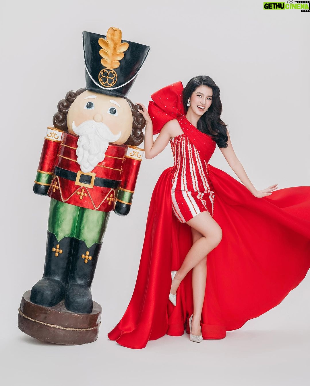 Belle Mariano Instagram - Christmas 2023 ❄️❤️ Photographer @dookieducay Creative Director @eugene_david Stylist @adrianneconcept Wardrobe @marcrancy Makeup @jakegalvez Hair @rjdelacruz Production Designer @justine_arcegabumanlag Style Assoc @miss.vince_