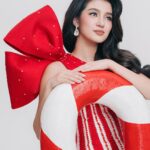 Belle Mariano Instagram - Happy Holidays❤️ Photographer @dookieducay Creative Director @eugene_david Stylist @adrianneconcept Wardrobe @marcrancy Makeup @jakegalvez Hair @rjdelacruz Production Designer @justine_arcegabumanlag Style Assoc @miss.vince_