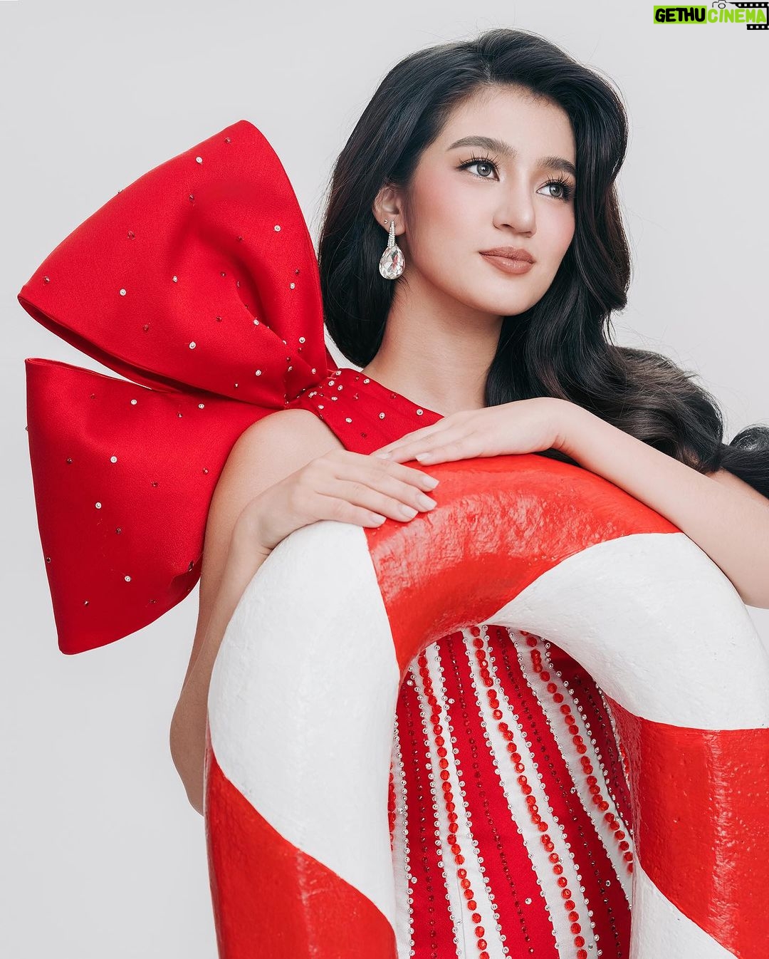 Belle Mariano Instagram - Happy Holidays❤️ Photographer @dookieducay Creative Director @eugene_david Stylist @adrianneconcept Wardrobe @marcrancy Makeup @jakegalvez Hair @rjdelacruz Production Designer @justine_arcegabumanlag Style Assoc @miss.vince_