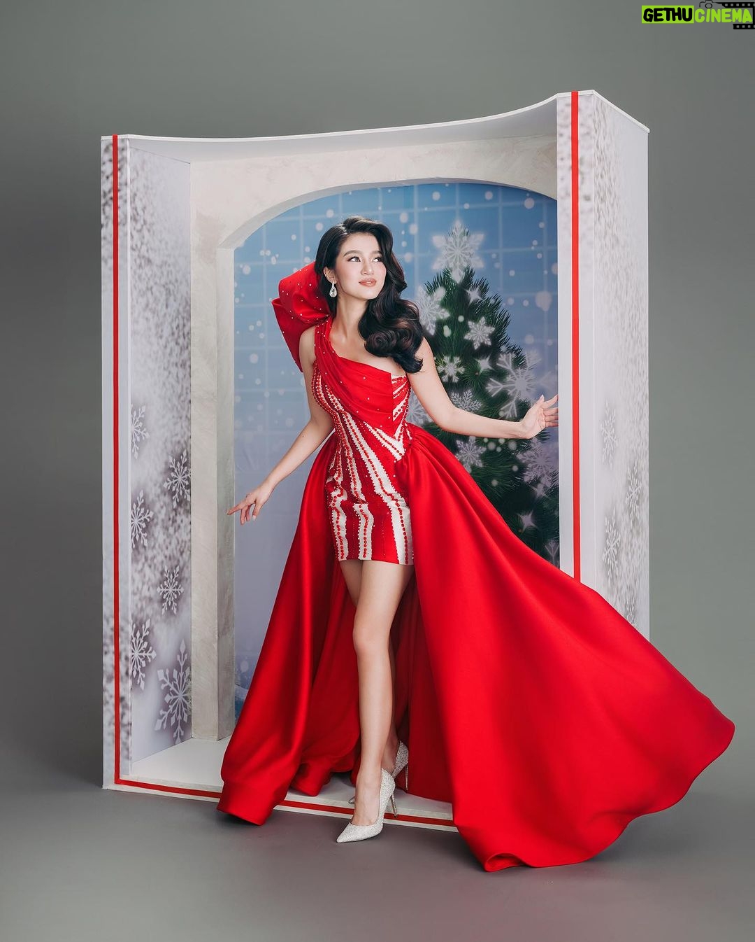 Belle Mariano Instagram - Holiday Belle 2023 ❄️ Photographer @dookieducay Creative Director @eugene_david Stylist @adrianneconcept Wardrobe @marcrancy Makeup @jakegalvez Hair @rjdelacruz Production Designer @justine_arcegabumanlag Style Assoc @miss.vince_