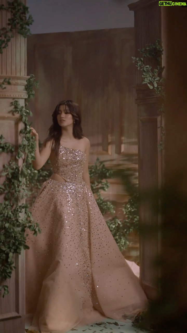 Belle Mariano Instagram - ✨ Wearing @michaelleyva_ Jewelry @bulgari Video by @tidal__studios Creative direction by @eugene_david Styling by @adrianneconcept Makeup by @jakegalvez Hair by @rjdelacruz Style Associate @miss.vince_ Set design by @justine_arcegabumanlag