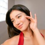 Belle Mariano Instagram - Been hearing good things about @pondsph Age Miracle and I'm finally trying it out! Stress is inevitable so I have to keep my skin young ✨ The Pond's Age Miracle Day Cream and Ultimate Youth Essence Serum are may favorite pair (yep! Can't keep them apart!) because it keeps my skin sun-protected, youthful, and radiant with its 50x collagen and hyaluronic acid that hydrates every skin layer! You deserve a glow, bestie! Get them this 9.9 sale! #PondsPH