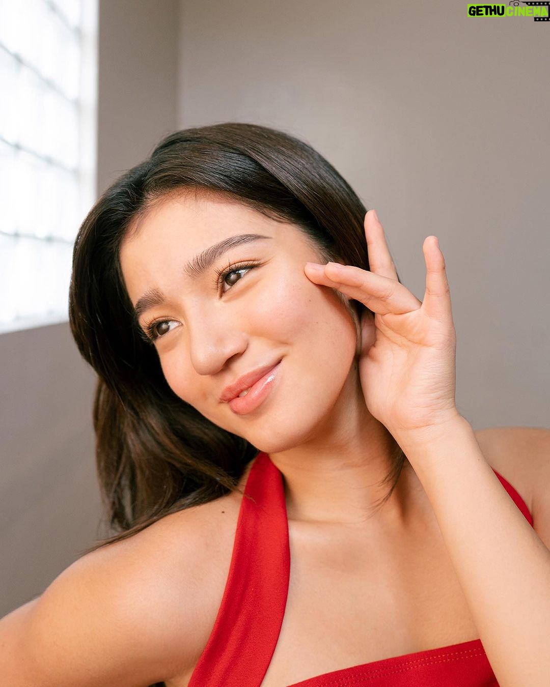 Belle Mariano Instagram - Been hearing good things about @pondsph Age Miracle and I'm finally trying it out! Stress is inevitable so I have to keep my skin young ✨ The Pond's Age Miracle Day Cream and Ultimate Youth Essence Serum are may favorite pair (yep! Can't keep them apart!) because it keeps my skin sun-protected, youthful, and radiant with its 50x collagen and hyaluronic acid that hydrates every skin layer! You deserve a glow, bestie! Get them this 9.9 sale! #PondsPH