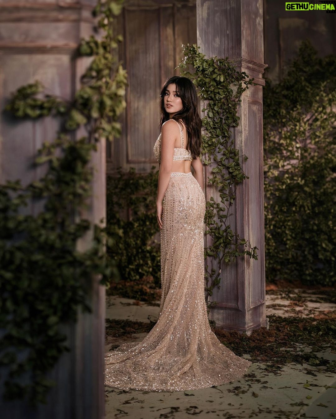 Belle Mariano - 306.3K Likes - ✨
Wearing @michaelleyva_
Jewelry @bulgari
Photography by @dookieducay
Creative direction by @eugene_david
Styling by @adrianneconcept
Makeup by @jakegalvez
Hair by @rjdelacruz
Style Associate @miss.vince_
Set design by @justine_arcegabumanlag
#ABSCBNBall2023