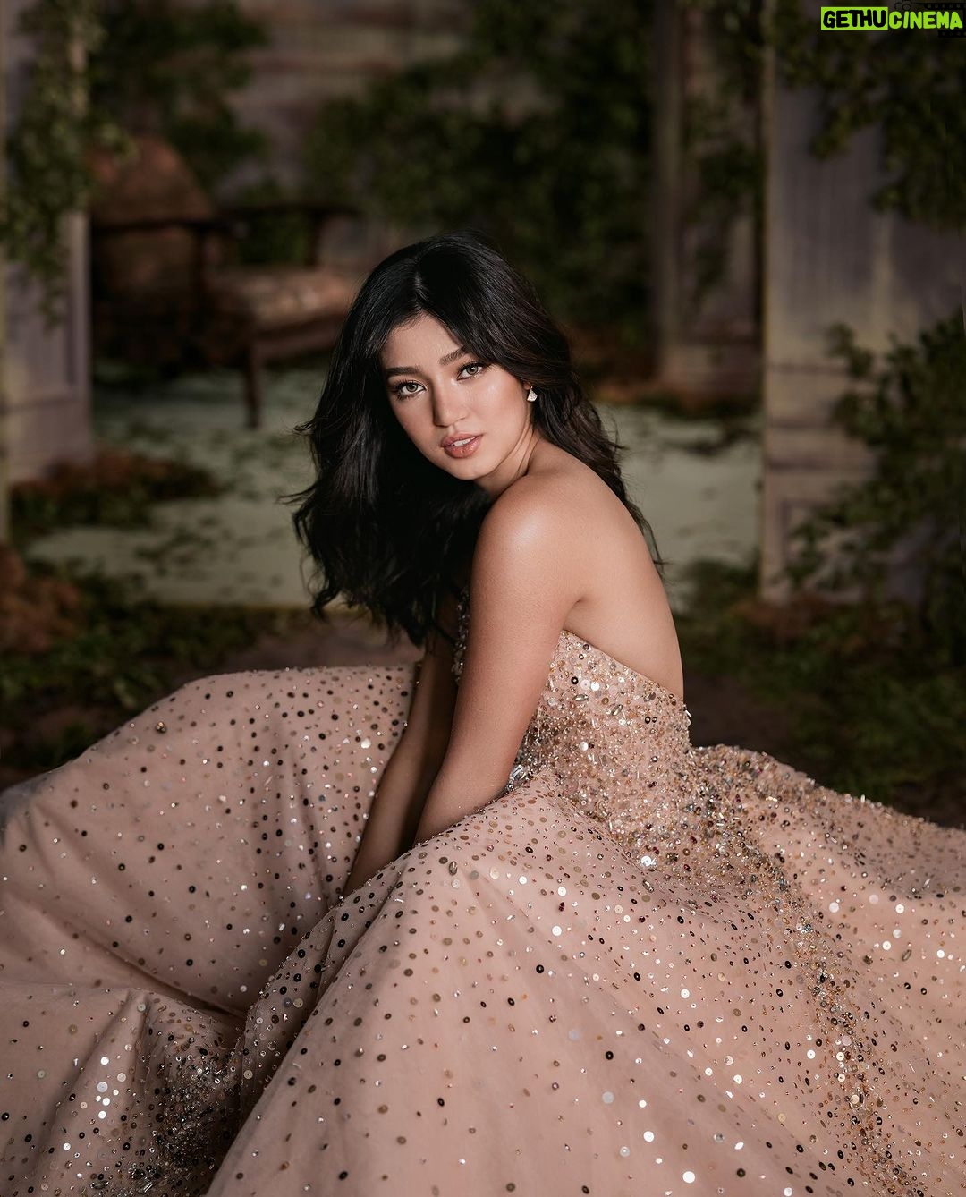 Belle Mariano - 357.6K Likes - ✨
Wearing @michaelleyva_
Jewelry @bulgari
Photography by @dookieducay
Creative direction by @eugene_david
Styling by @adrianneconcept
Makeup by @jakegalvez
Hair by @rjdelacruz
Style Associate @miss.vince_
Set design by @justine_arcegabumanlag
Video by @tidal__studios