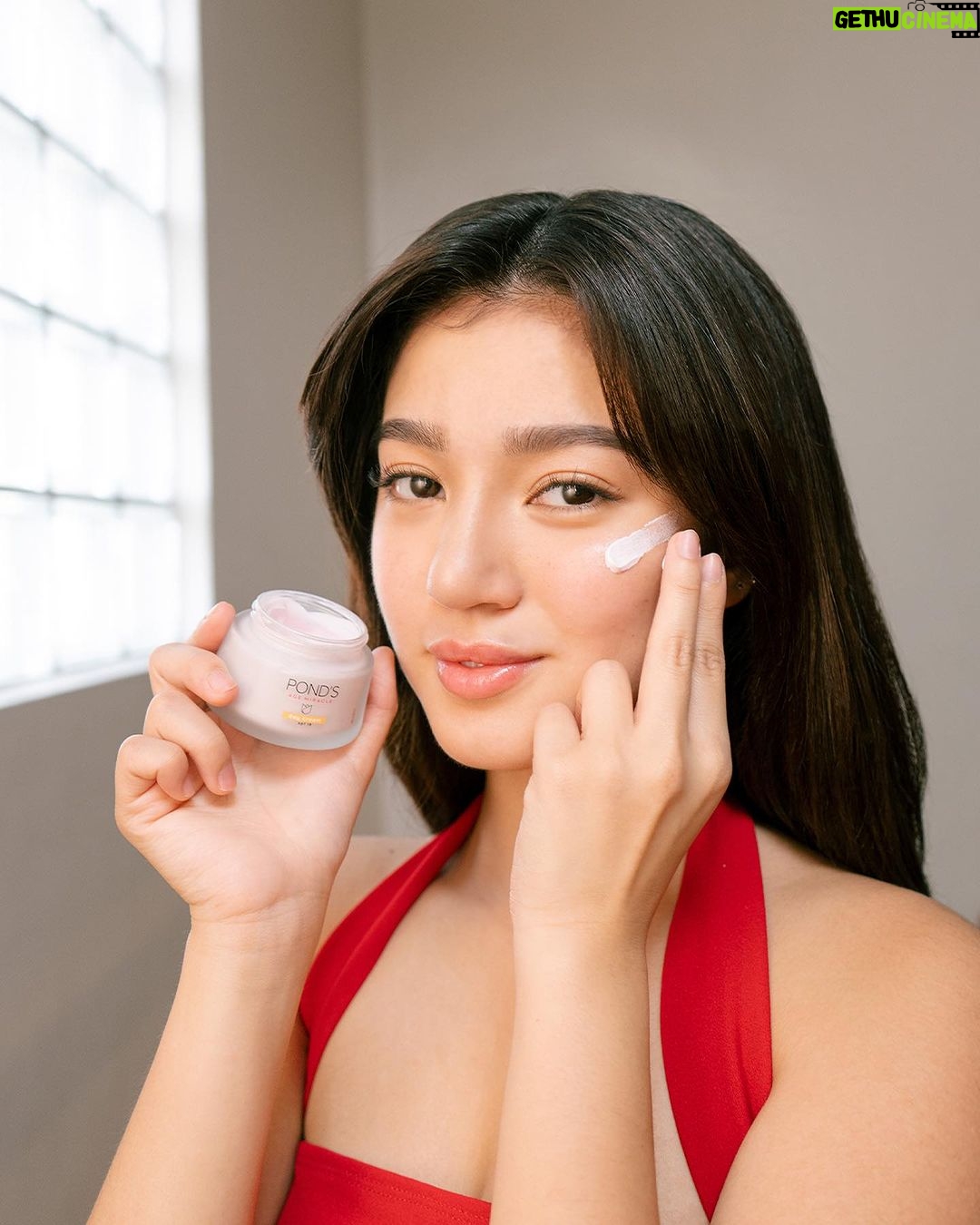 Belle Mariano Instagram - Been hearing good things about @pondsph Age Miracle and I'm finally trying it out! Stress is inevitable so I have to keep my skin young ✨ The Pond's Age Miracle Day Cream and Ultimate Youth Essence Serum are may favorite pair (yep! Can't keep them apart!) because it keeps my skin sun-protected, youthful, and radiant with its 50x collagen and hyaluronic acid that hydrates every skin layer! You deserve a glow, bestie! Get them this 9.9 sale! #PondsPH